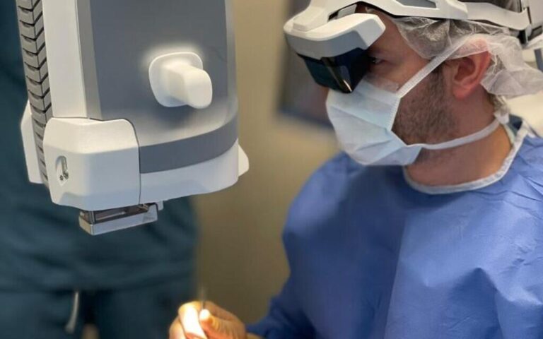 Du cockpit aux opérations de la cataracte : casques de vol israéliens adaptés, approuvés pour la chirurgie
