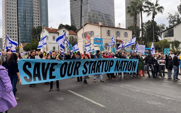 Des centaines de travailleurs de la technologie se rassemblent contre les plans de remaniement judiciaire pour la deuxième semaine consécutive