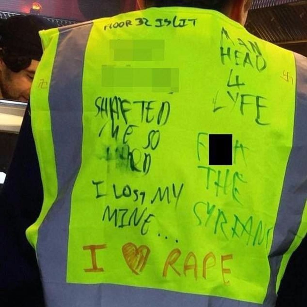 Des étudiants britanniques suscitent l'indignation avec des gilets réfléchissants à croix gammée