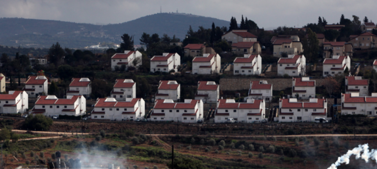 Des milliers de personnes assistent aux funérailles des membres de la famille tués dans l'attaque terroriste palestinienne