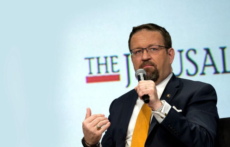 Gorka a minimisé la menace de la suprématie blanche.  Est-il consommable après Charlottesville ?