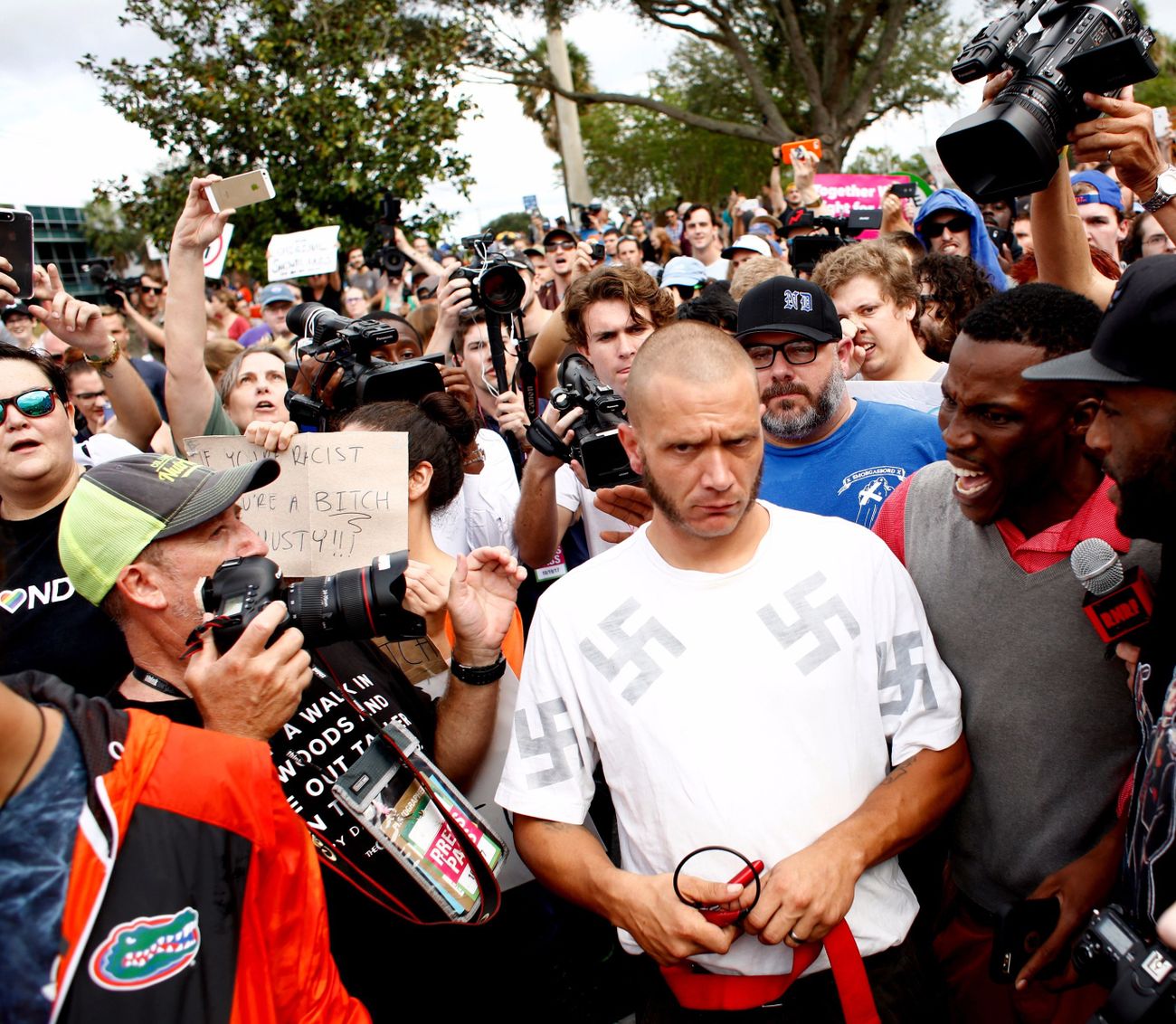Hé, Congrès : faites attention aux nazis, pas aux militants