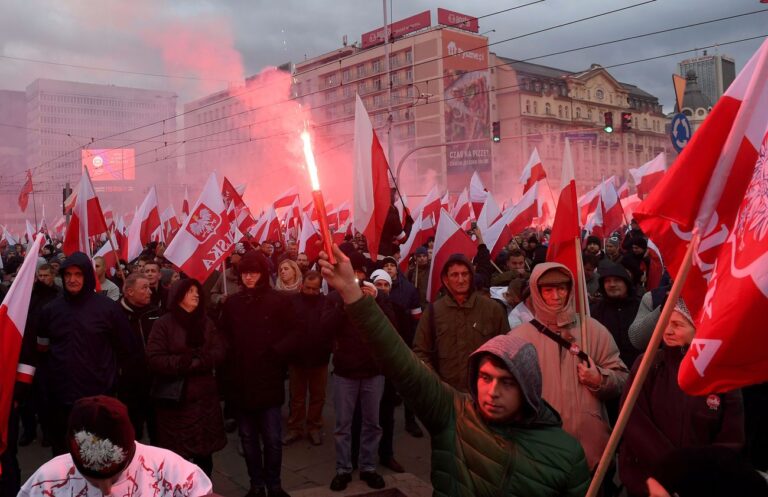 Je me suis caché des néo-nazis en Pologne.  Mais ils m'ont trouvé en ligne