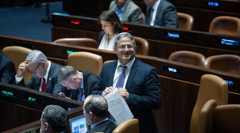 La confrontation violente entre les troupes et les colons déclenche des tensions au sein du nouveau gouvernement de Netanyahu
