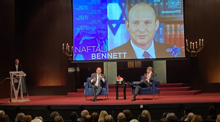 La démocratie israélienne est "robuste", assure l'ancien Premier ministre Naftali Bennett aux New-Yorkais
