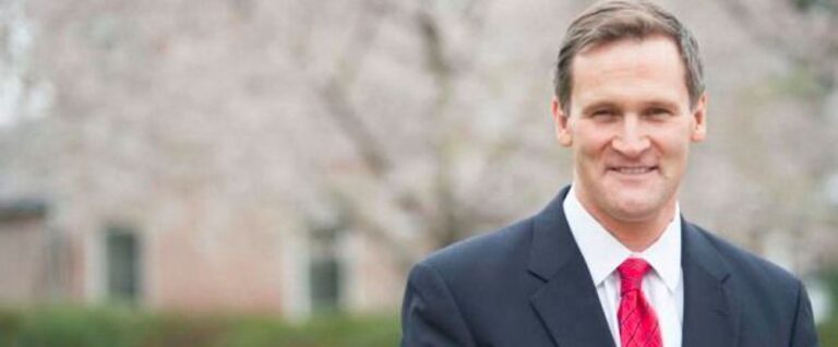 Le maire juif de Charlottesville devient un héros improbable de la lutte - et une cible