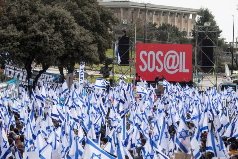 Manifestation de masse à Jérusalem alors que la Knesset fait avancer les réformes judiciaires malgré les objections généralisées
