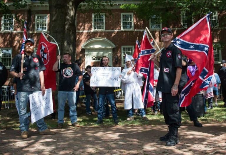 Pourquoi ne puis-je pas trouver une célébrité de haut niveau qui a reconnu l'antisémitisme à Charlottesville ?