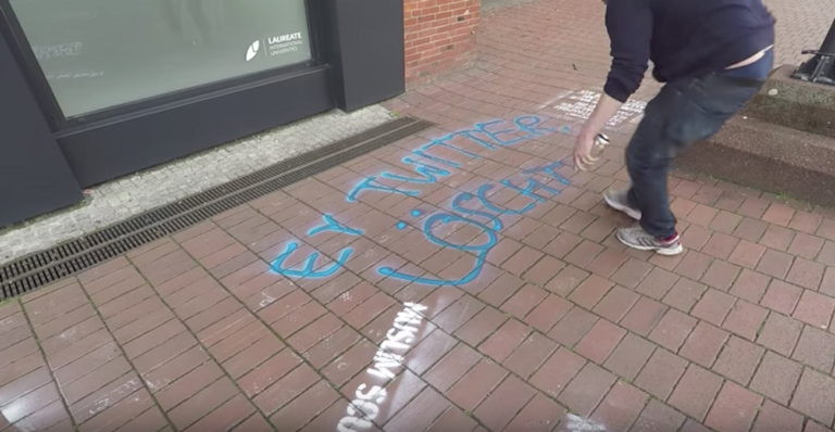 Twitter n'a pas supprimé les messages racistes.  Ainsi, un satiriste les a peints sur son bâtiment.