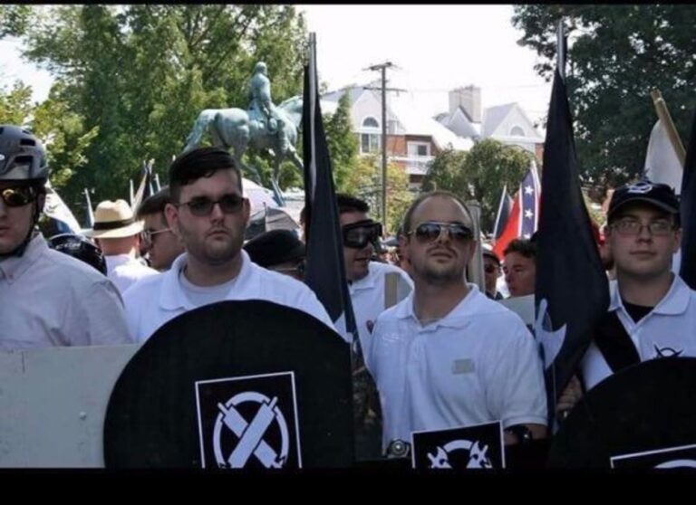 Un groupe lié à l'accusé tueur de Charlottesville purgé d'Internet
