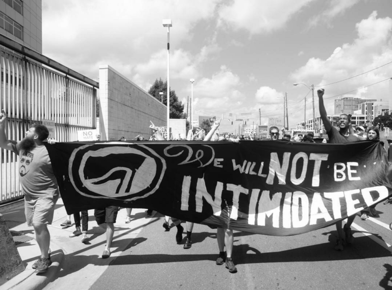 Un homme fait le salut nazi, puis est chassé de la manifestation en Caroline du Nord
