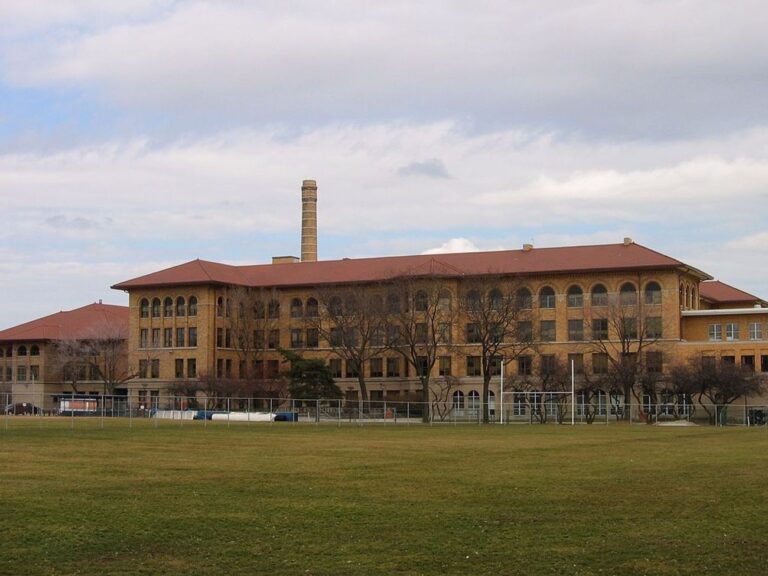 Une croix gammée d'un pouce découverte au lycée de la banlieue de Chicago