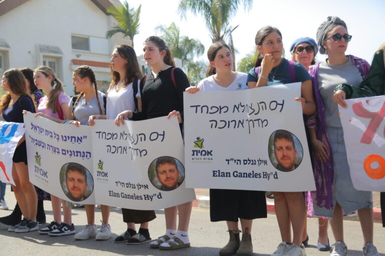 "Maintenant, c'est à nous de le soutenir" : la foule assiste aux funérailles d'un Israélo-Américain tué en Cisjordanie