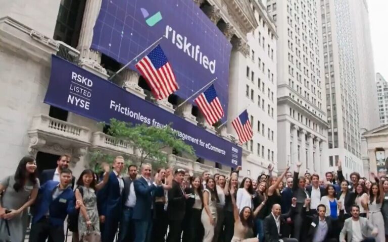 Risque de retirer 500 millions de dollars d'Israël, offre des forfaits de relocalisation des travailleurs