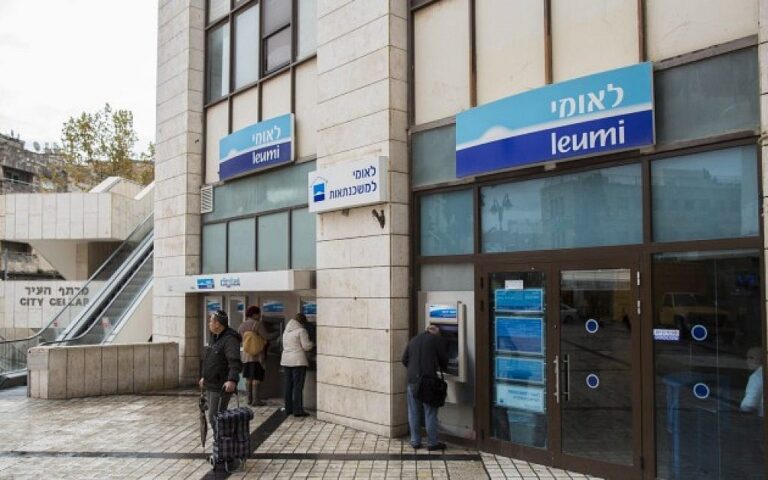 Leumi enregistre le plus gros bénéfice parmi les banques israéliennes, alimenté par une hausse constante des taux