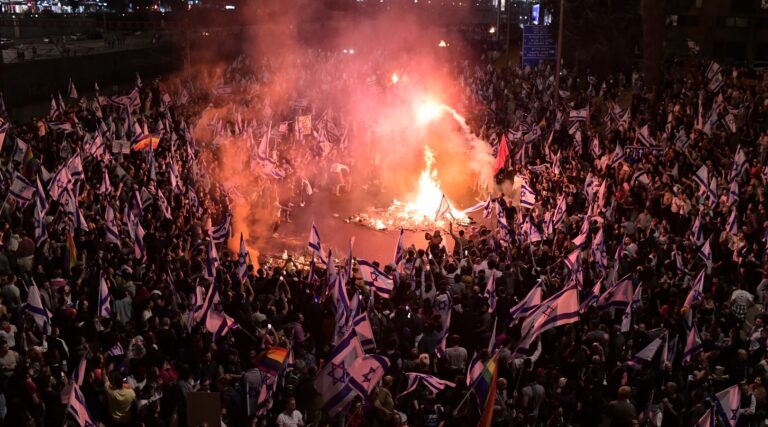 Les protestations et la grève secouent Israël alors que l'avenir des réformes judiciaires de Netanyahu est mis en doute