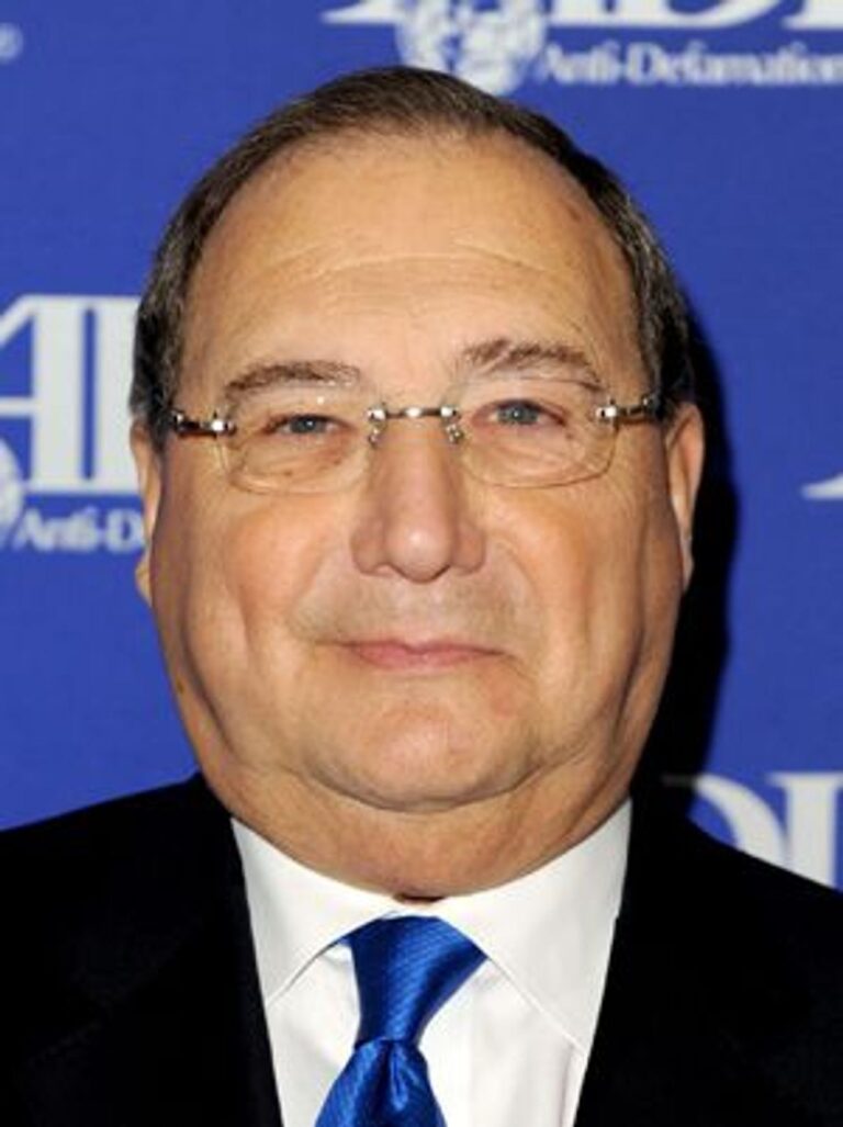 Abe Foxman dit qu'une vague de haine antisémite n'est pas une "crise" - et que les Juifs devraient licencier Trump
