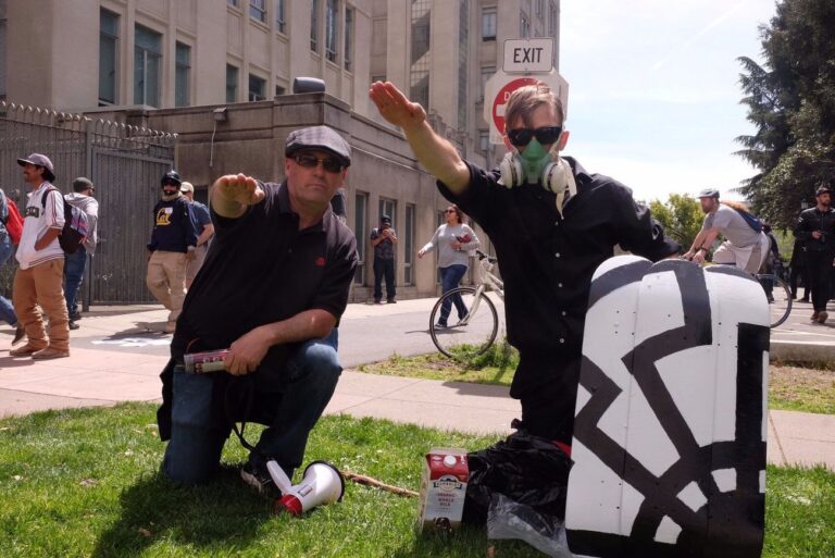 Des manifestants pro-Trump saluent les nazis à Berkeley