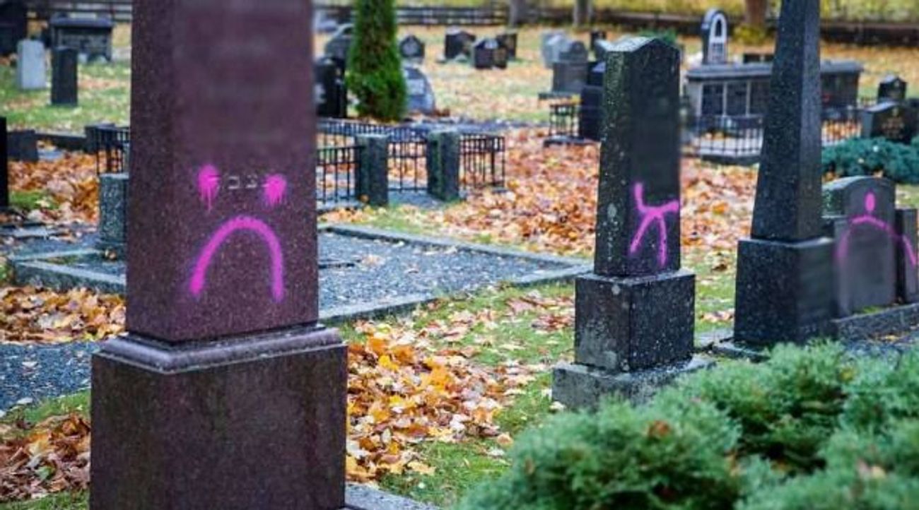 Des vandales griffonnent pour "tuer des Juifs" au cimetière du Massachusetts