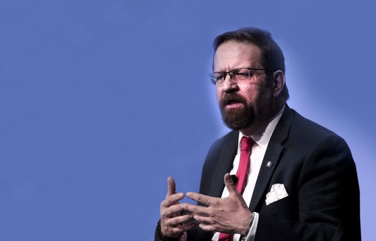 EXCLUSIF : L'assistant controversé de Trump, Sebastian Gorka, a soutenu une milice antisémite violente