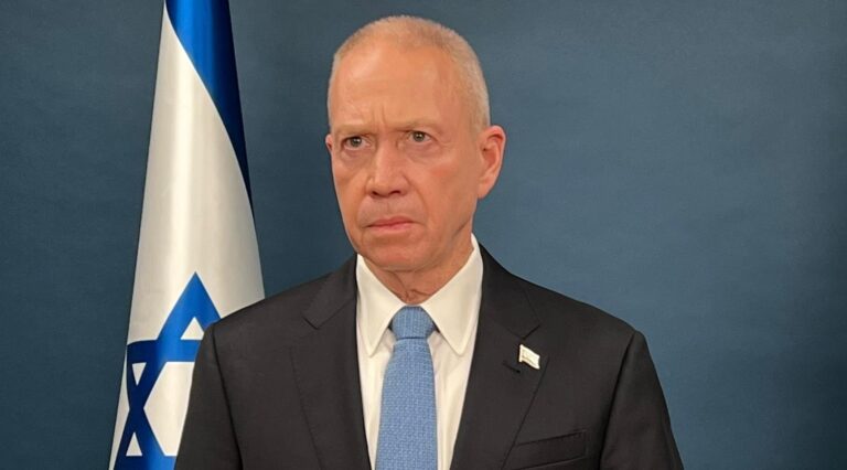 Le ministre israélien de la Défense appelle à "arrêter le processus législatif maintenant" sur les projets de Netanyahu de remanier les tribunaux