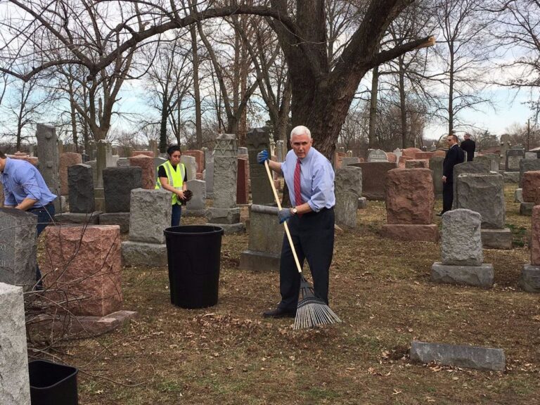 Le vice-président Mike Pence aide à restaurer un cimetière juif vandalisé