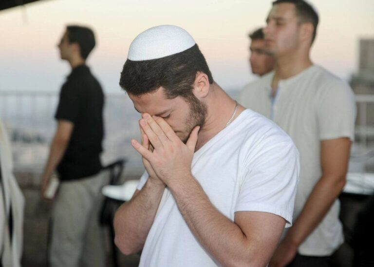 Les Juifs plus âgés disent que la culture, pas la Torah, définit le judaïsme - Les Juifs plus jeunes disent le contraire.