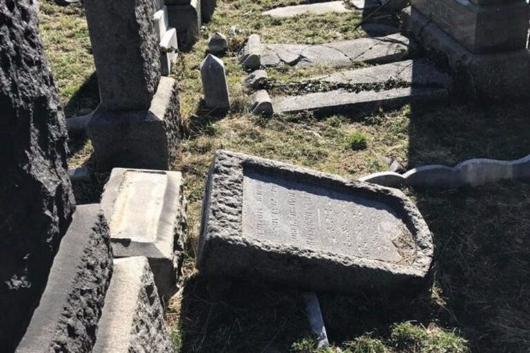 Les dirigeants juifs insistent sur le fait que les pierres tombales renversées de Brooklyn ont été vandalisées