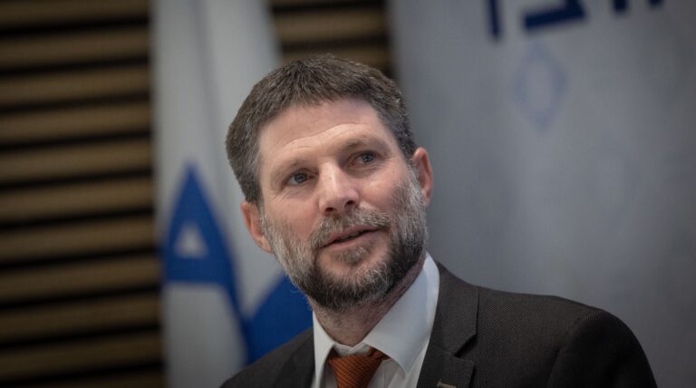 L'extrémiste Bezalel Smotrich vient d'être nommé responsable des colonies israéliennes.  Voici ce que cela signifie.