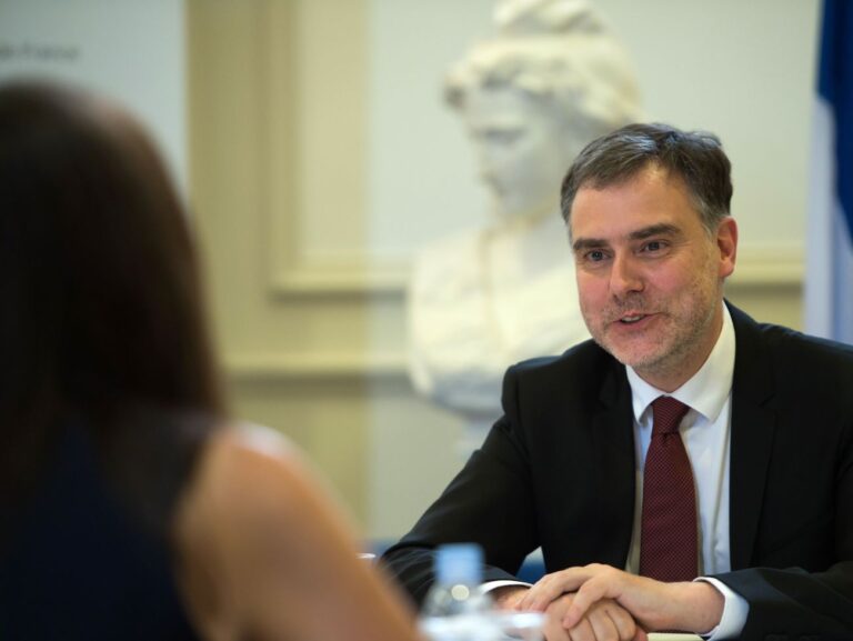 Paris : un chef franc-maçon attaqué par une femme au marteau le traitant de « juif »