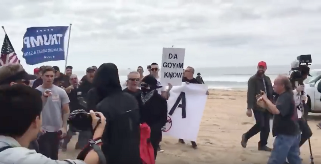 REGARDER: Le slogan antisémite "Alt-Right" vole au rassemblement Pro-Trump