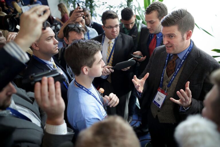 Un « coup d'état juif » ?  C'est ainsi que 'Alt-Right' explique les tongs et les attentats à la bombe de Trump