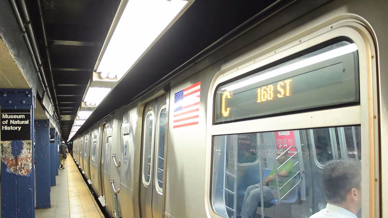 Un homme lisant un tract antisémite pousse une femme juive dans le train de New York