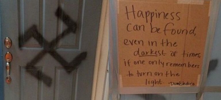 Une femme trouve une croix gammée sur sa porte et riposte avec Dumbledore