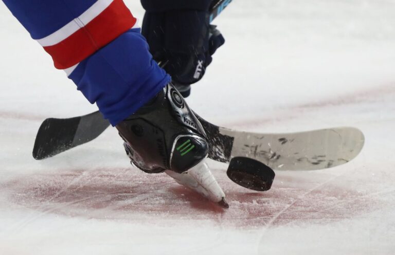 2 écoles de la région de Boston abandonnent la saison de hockey à cause de l'antisémitisme des joueurs