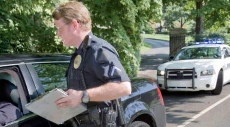 Au milieu des protestations, le shérif du Maryland accusé d'antisémitisme obtient la botte