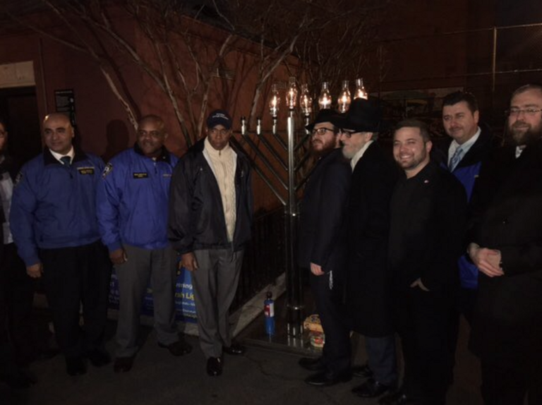 Brooklyn Menorah affiche vandalisé dans un crime de haine antisémite