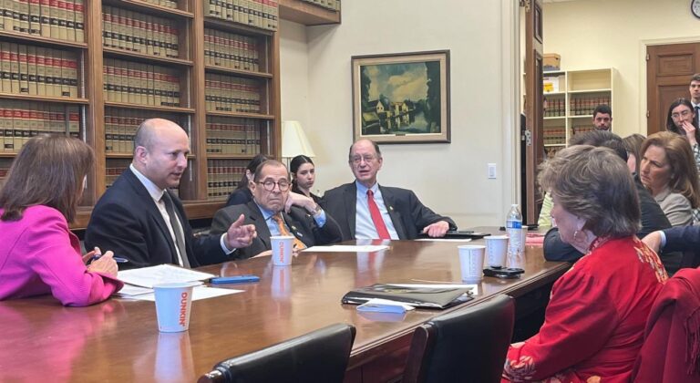 Il court?  L'ancien Premier ministre israélien Naftali Bennett dégage des vibrations de retour lors d'une visite à DC.