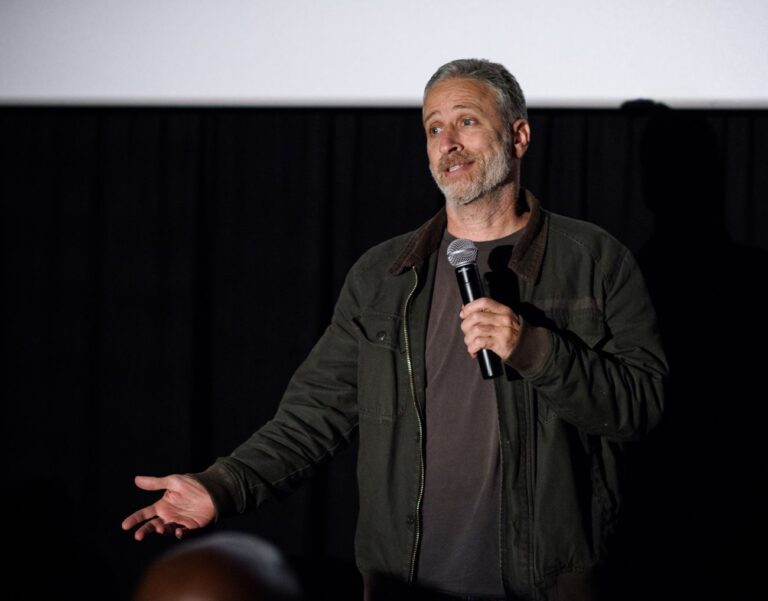 Jon Stewart se souvient de la guerre de Twitter avec Donald Trump, alias "F ** kface Von Clownstick"