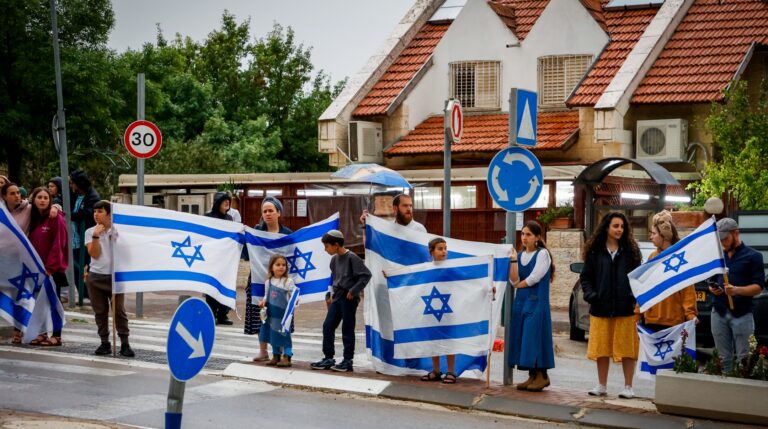 La mère de deux sœurs tuées dans une attaque terroriste en Cisjordanie décède des suites de ses blessures