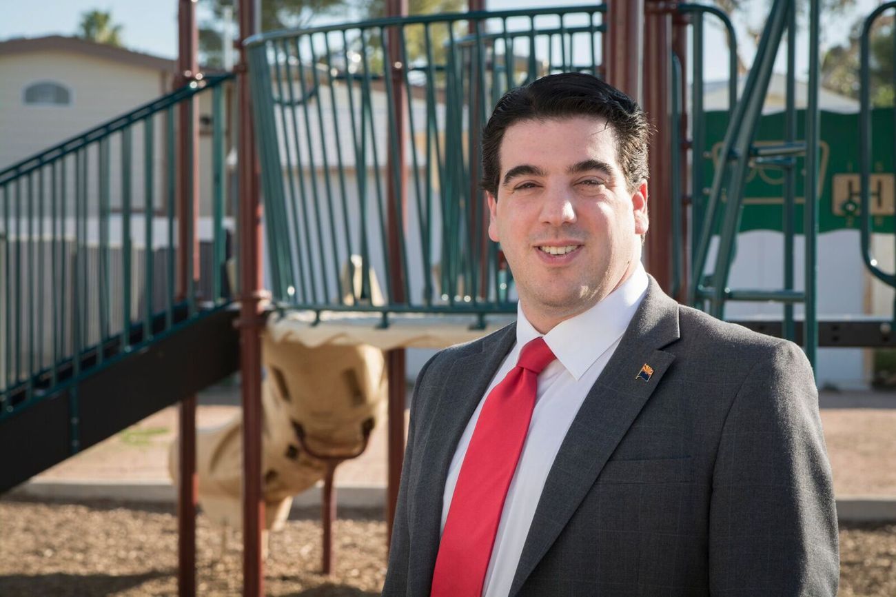 L'allée d'un candidat juif de l'Arizona vandalisée avec une croix gammée et des insultes