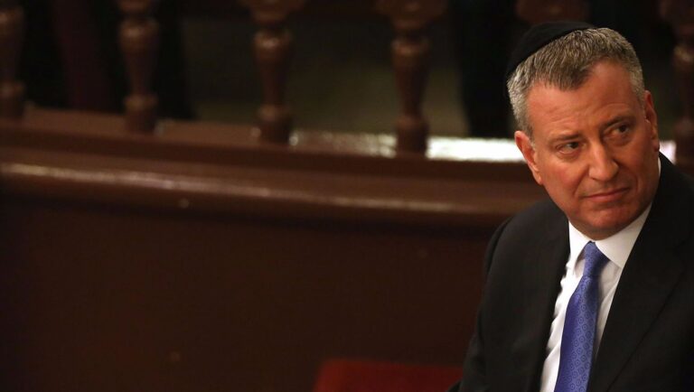 Le maire de New York, Bill de Blasio, critique le BDS dans un discours à la synagogue de Long Island