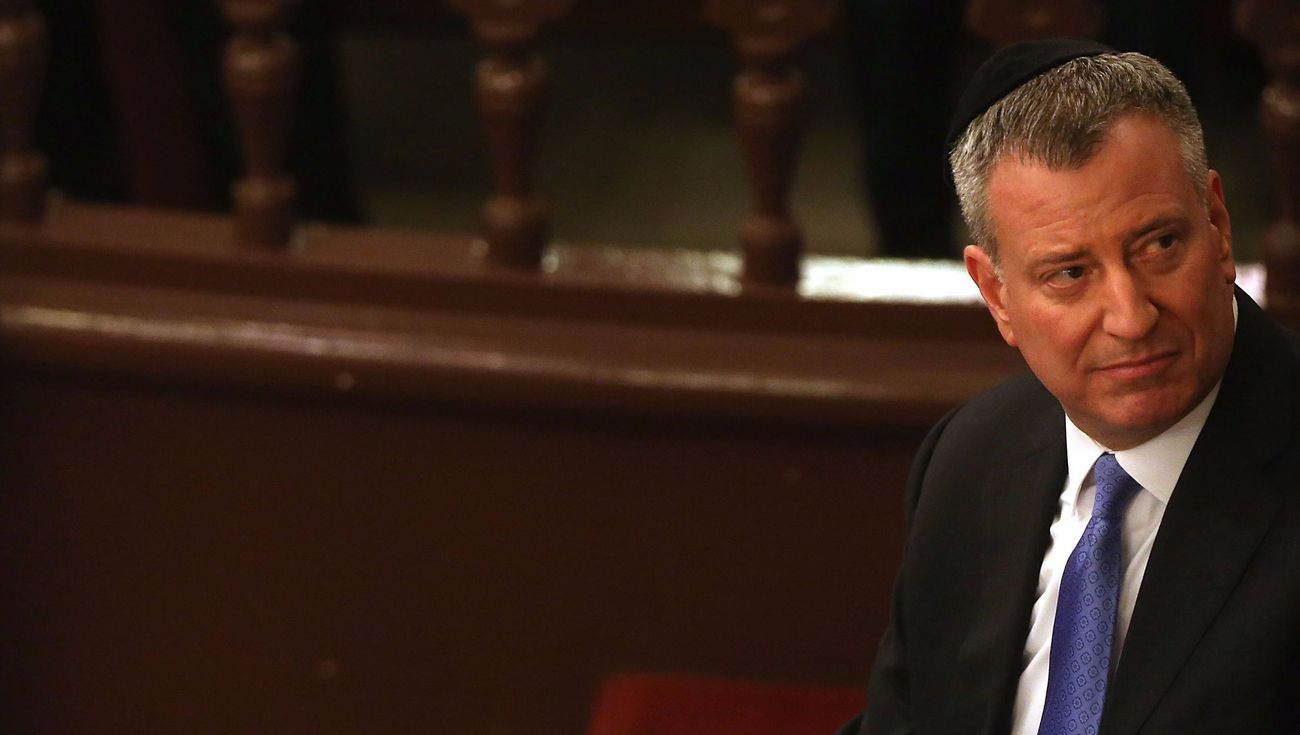 Le maire de New York, Bill de Blasio, critique le BDS dans un discours à la synagogue de Long Island