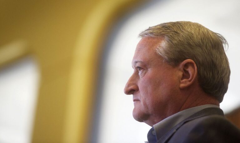 Le maire de Philadelphie condamne rapidement le tatouage nazi "offensif" de Cop