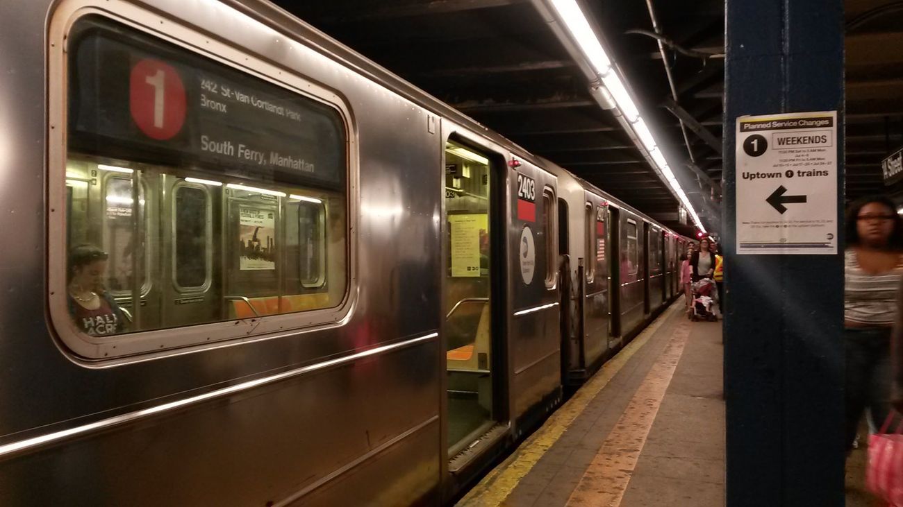 Le métro n ° 1 de New York frappé avec des croix gammées et des graffitis «White Power»