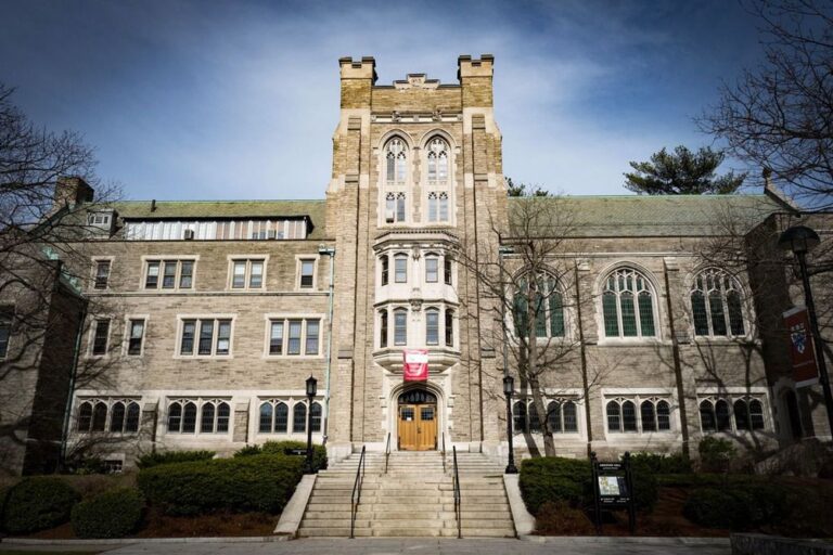 Premier rabbin ordonné sur le campus de Harvard : la liste des « pires collèges pour juifs » mérite un « F »