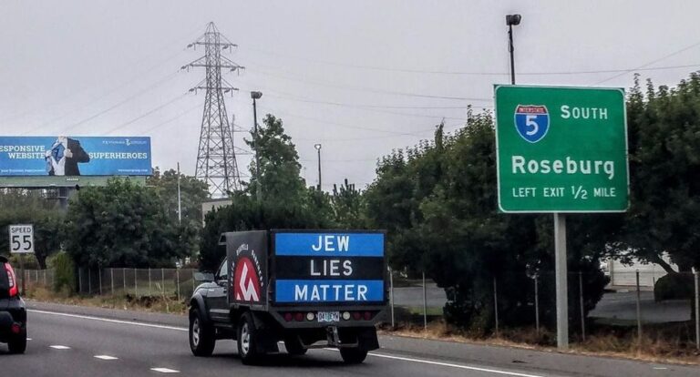 Un néo-nazi conduit une croix gammée et une pancarte "Jew Lies Matter" sur l'autoroute
