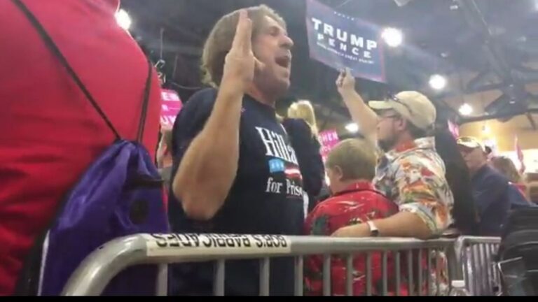 Un partisan de Trump chante "Jew-S-A" au lieu de "USA" au rallye de Phoenix