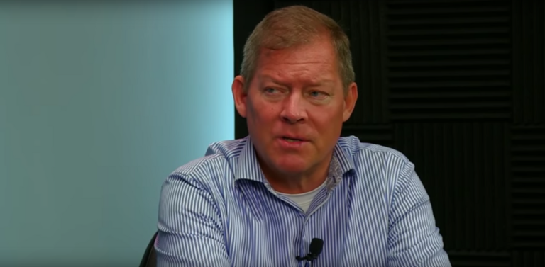 Un théoricien du complot du 11 septembre blâme l'attaque terroriste sur "l'agenda de guerre sioniste" dans son discours de Brooklyn