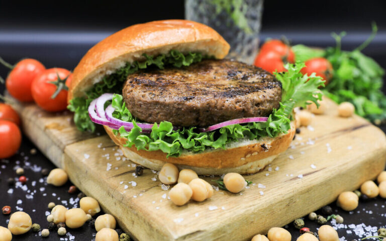 Une start-up israélienne de technologie alimentaire lance le premier burger de «viande» aux protéines de pois chiches texturées